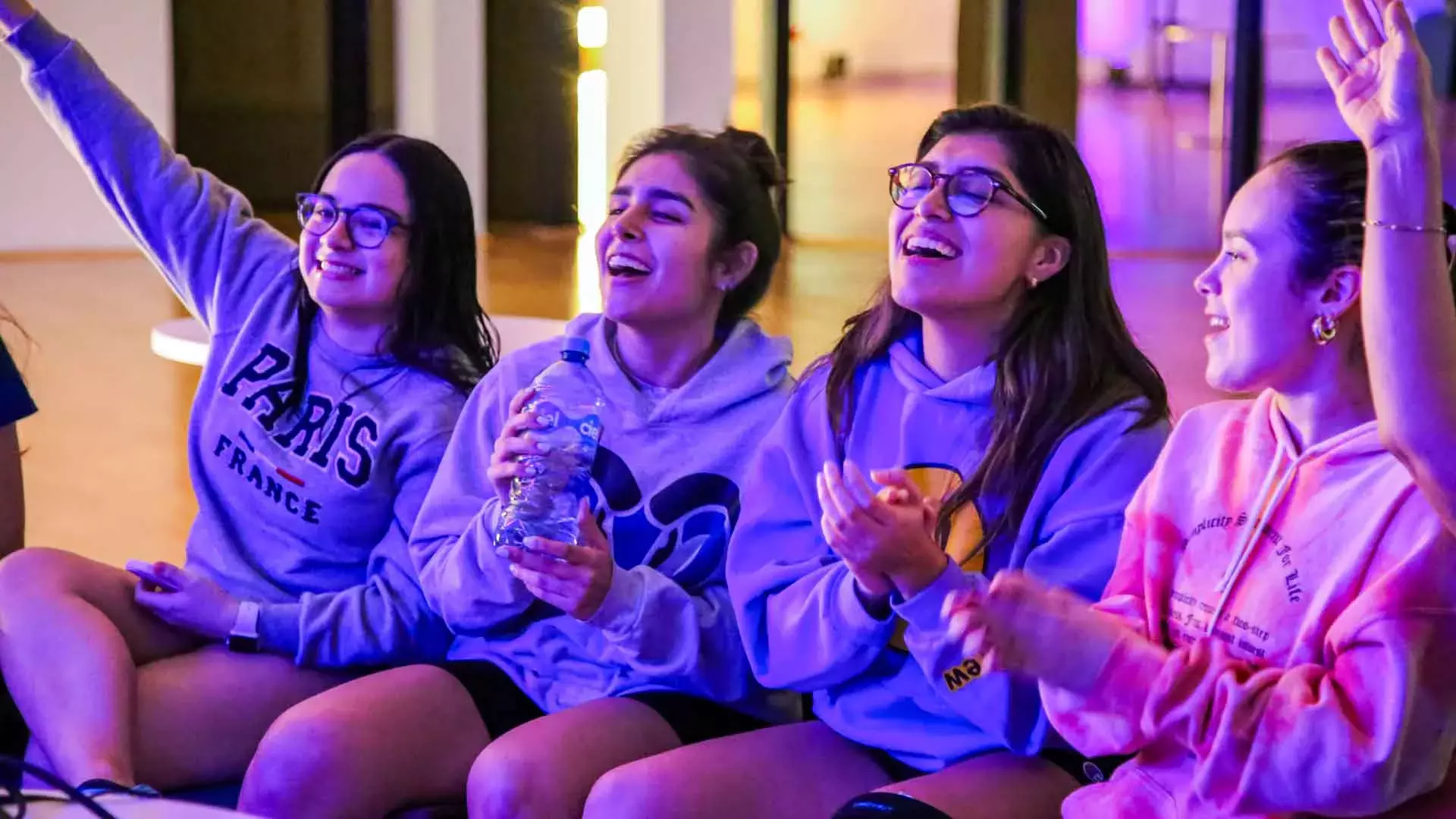 Alumnas cantando juntas en el karaoke