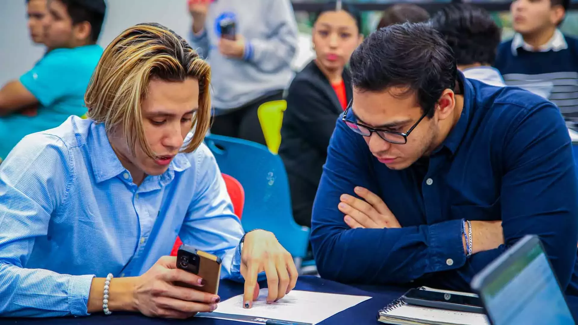 Alumnos trabajando en el caso presentado