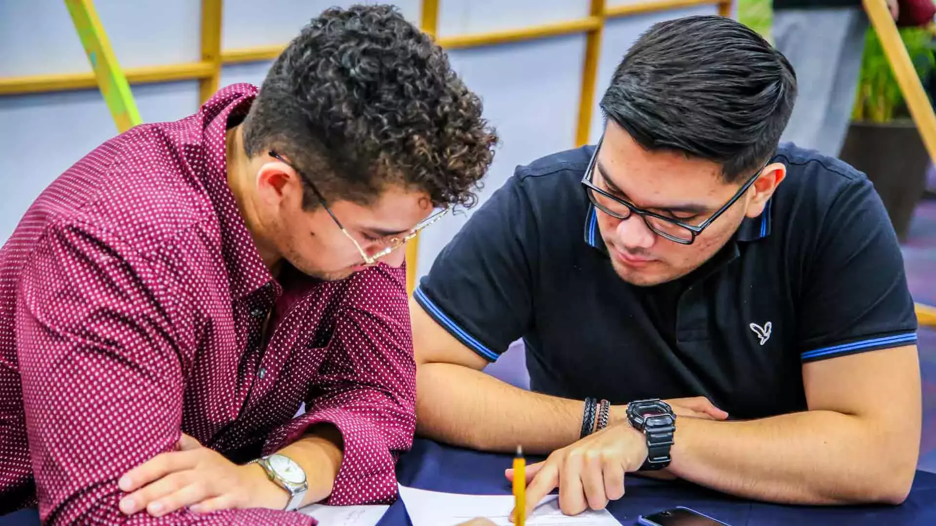 Alumnos trabajando en el caso presentado.