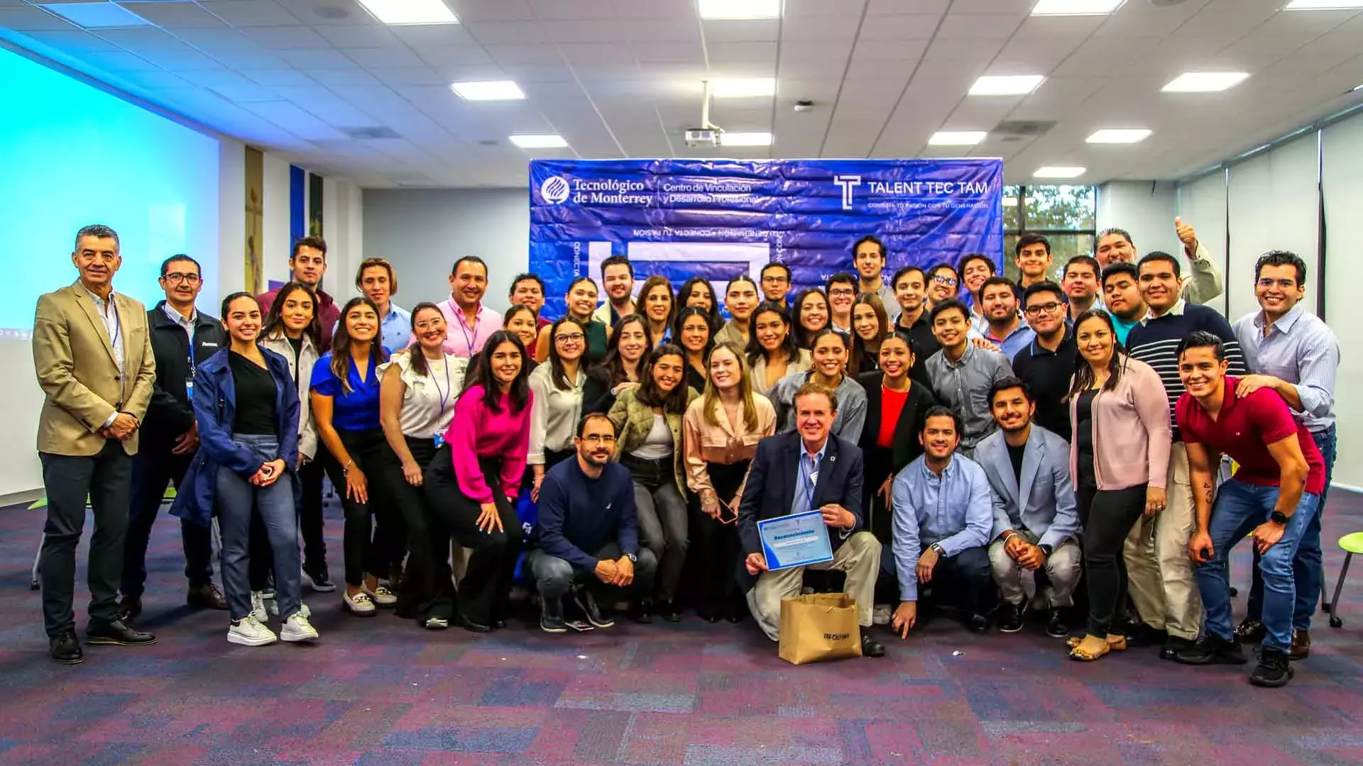 Foto grupal de los candidatos a graduar