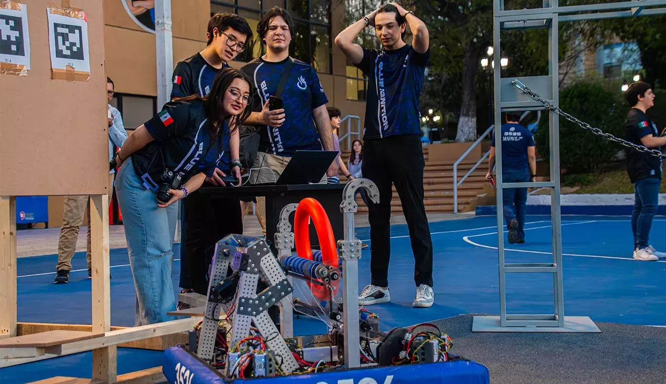 Equipo manejando robot para FIRST