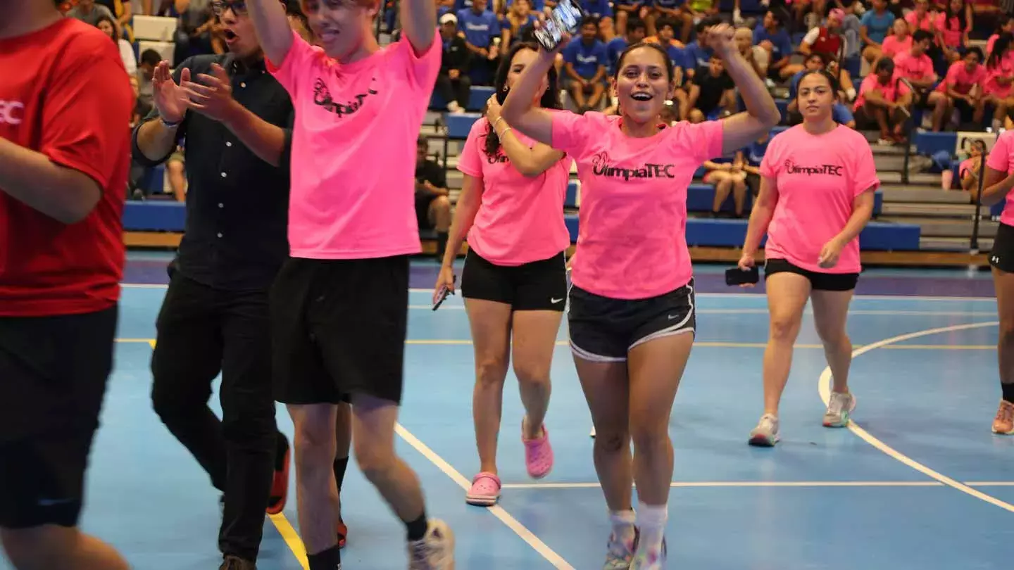 Estudiantes de negocios de Tec Tampico celebrando 