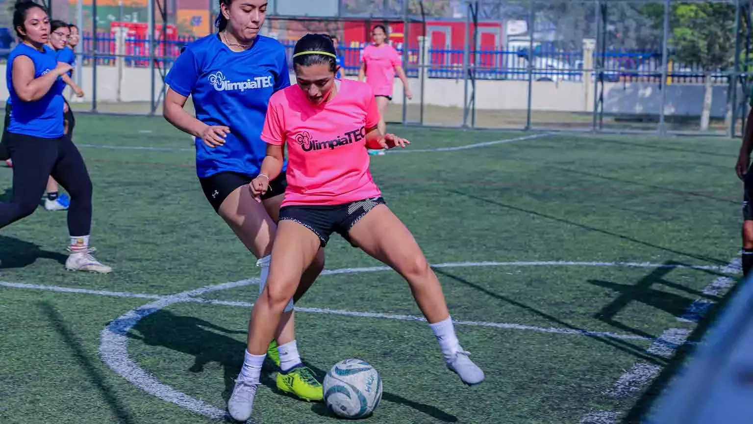 Alumnas de Tec Tampico jugando fútbol