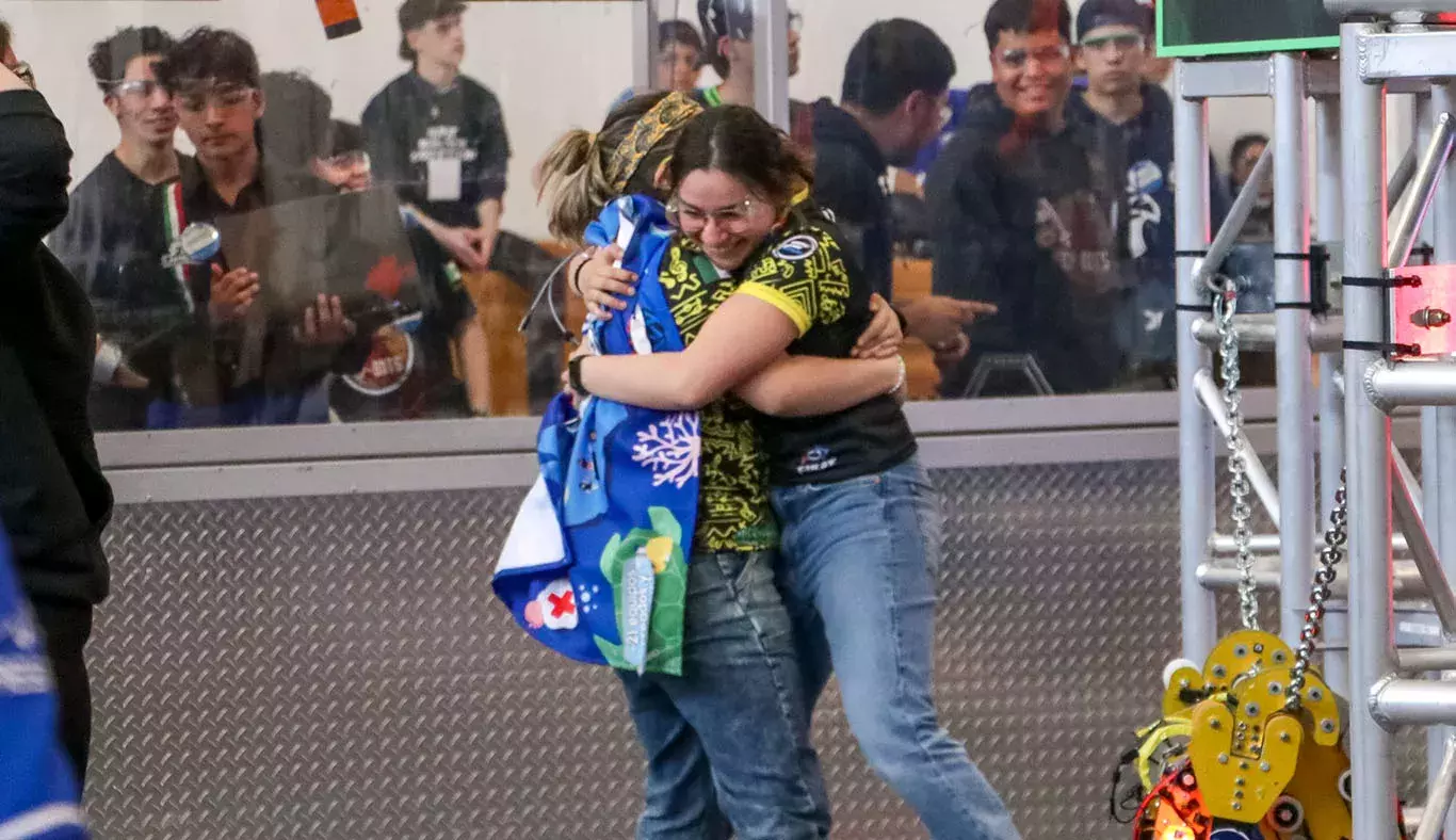 Alumnas abrazándose en la cancha