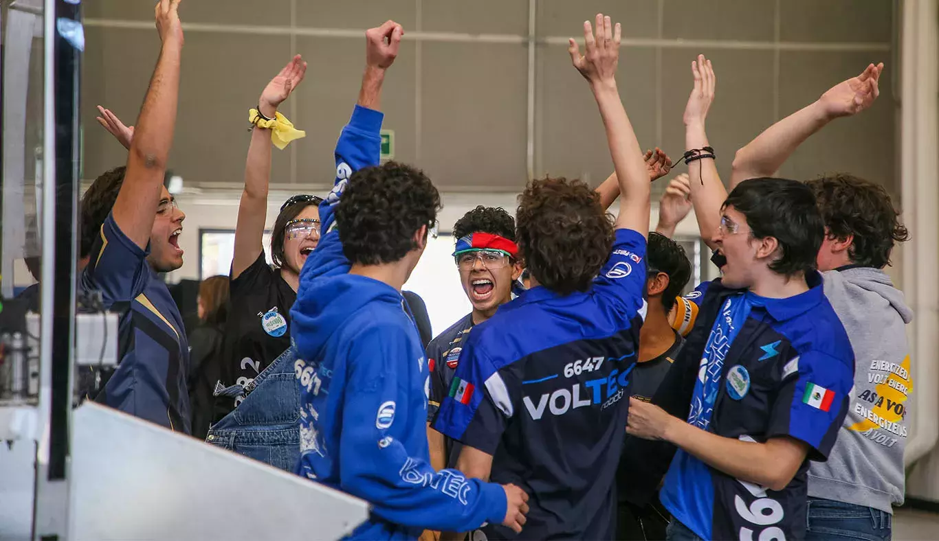 Equipos celebrando su victoria juntos