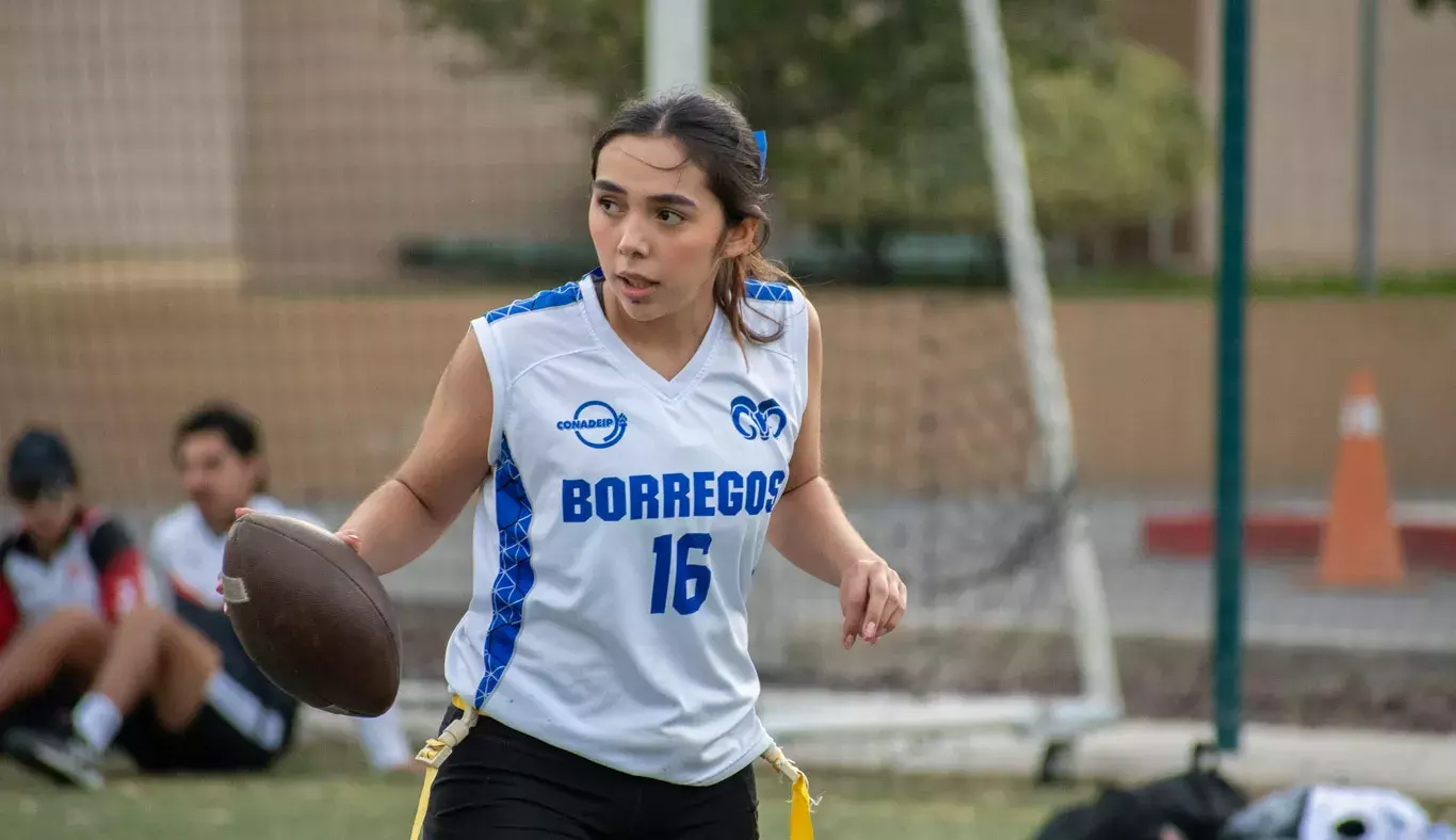 Jugadora femenil de tochito iniciando la jugada