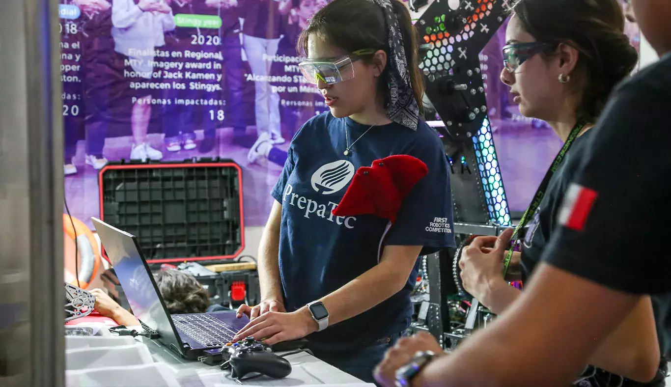 Jóvenes programando en una computadora