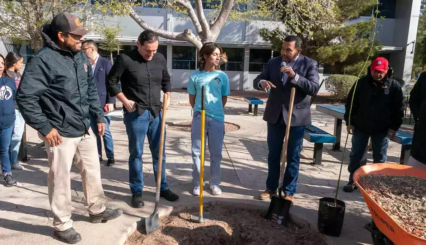 Reforestación: Jovenes juarenses plantan 100 árboles en el Tec