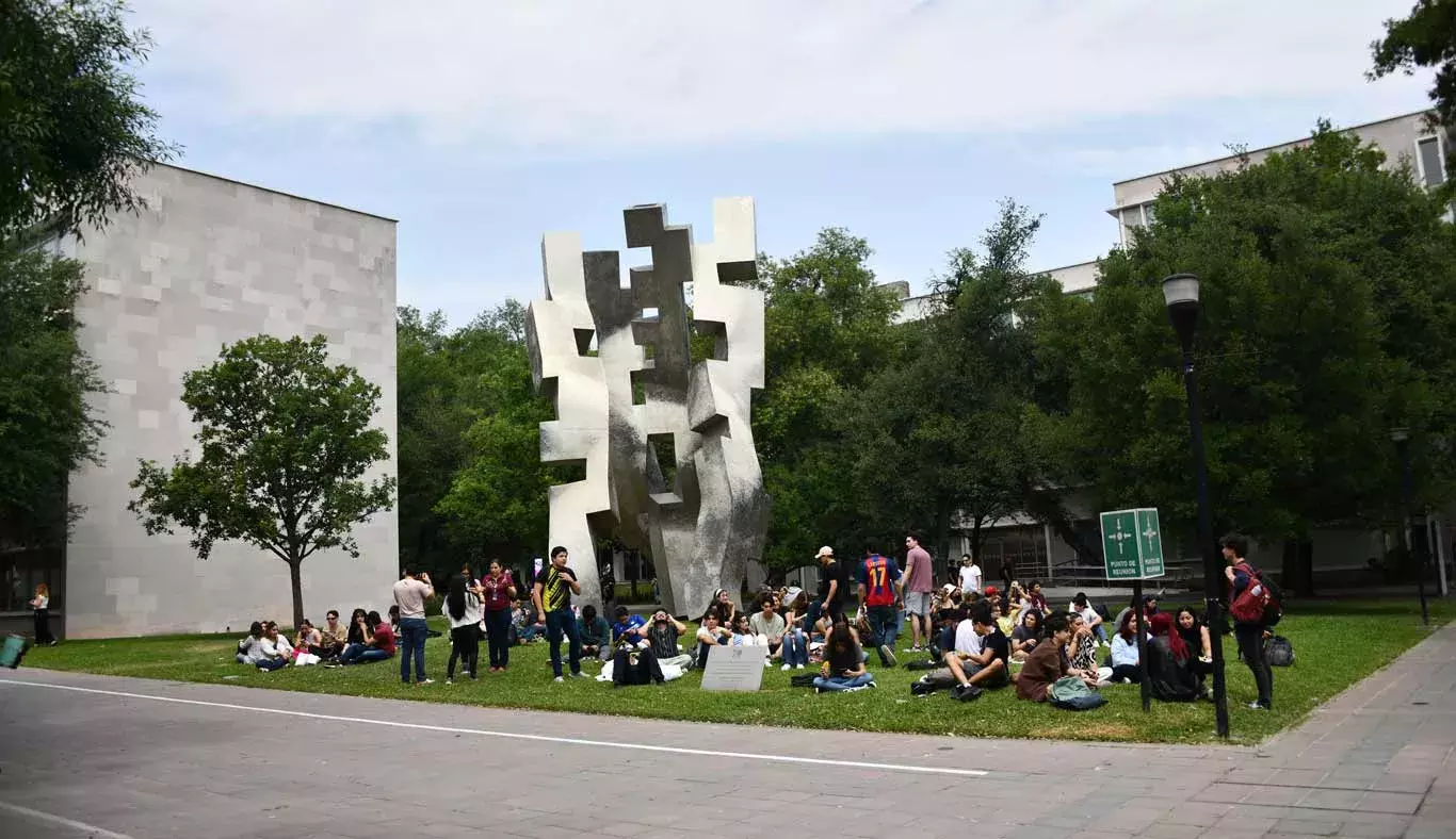 Alumnos Tec disfrutaron del eclipse frente a la escultura “Canto a la luz”.