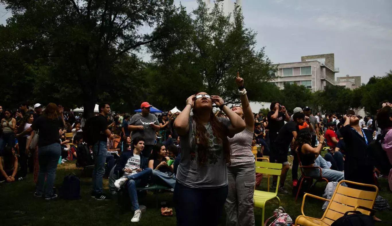 Estudiantes del Tec viendo el eclipse solar.