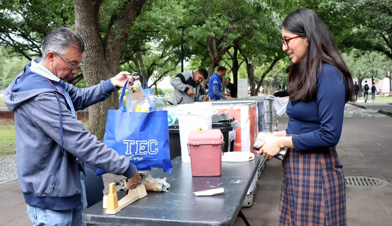 Mujer lleva plástico para campaña nacional Reciclatec, del Tec.