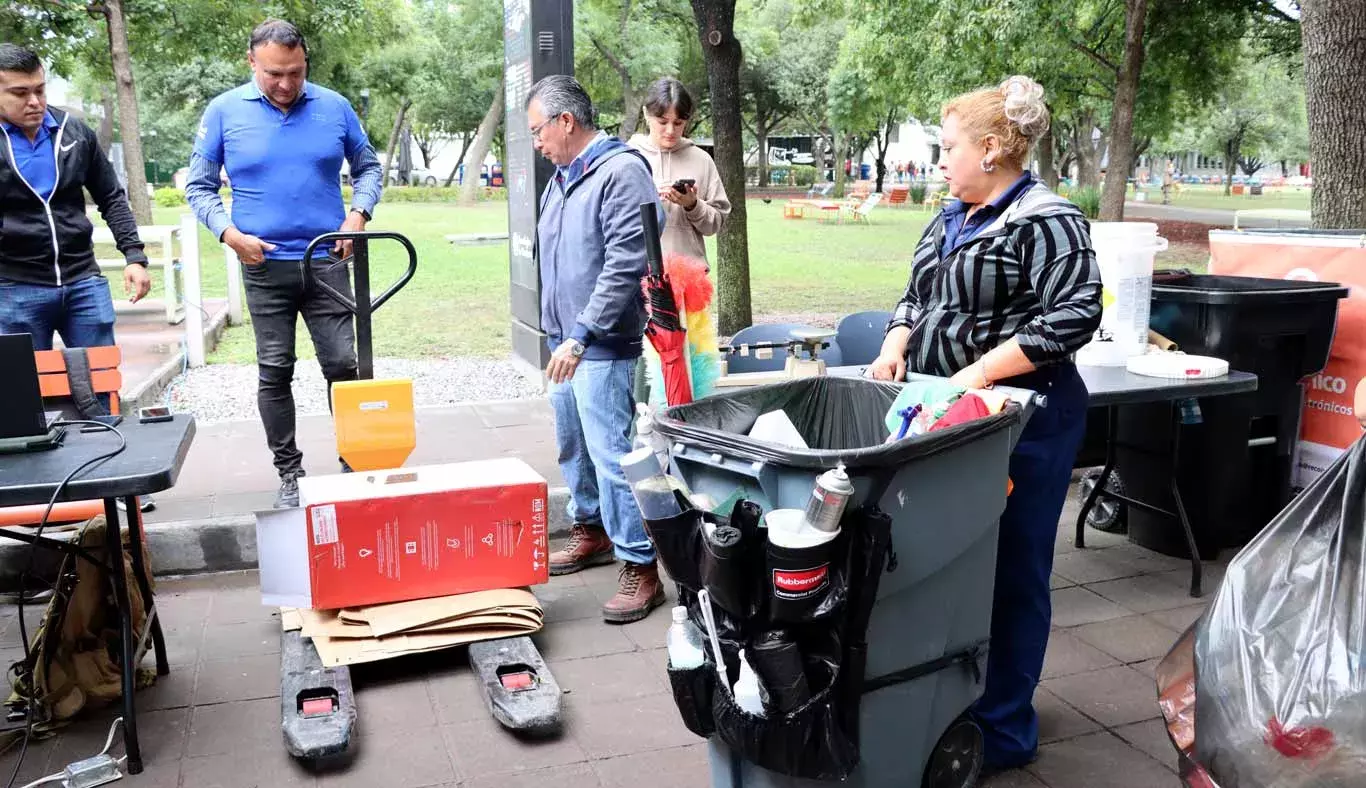 Colaboradoras llevan cartón para ser pesado.