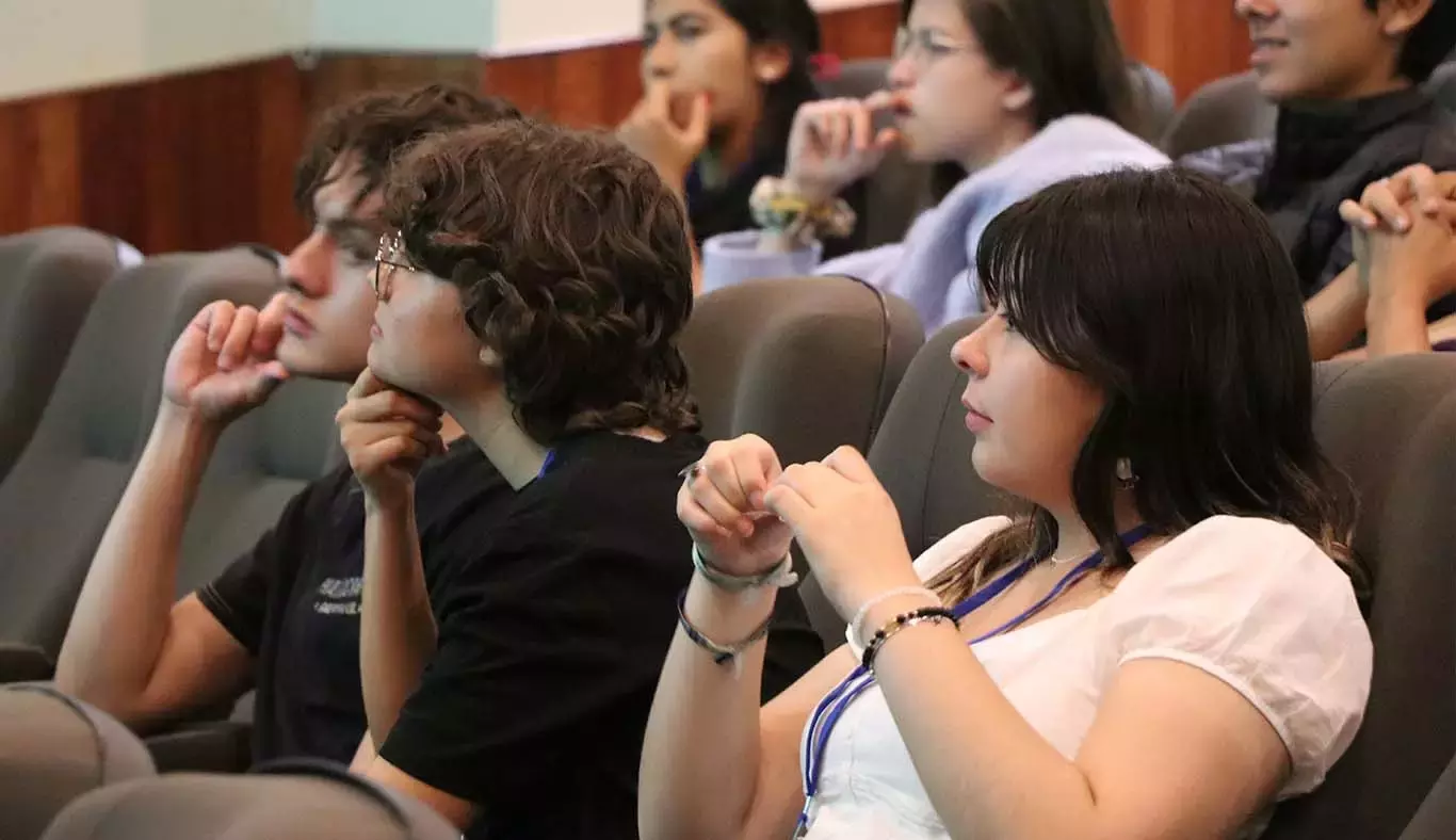 Estudiantes en conferencia 