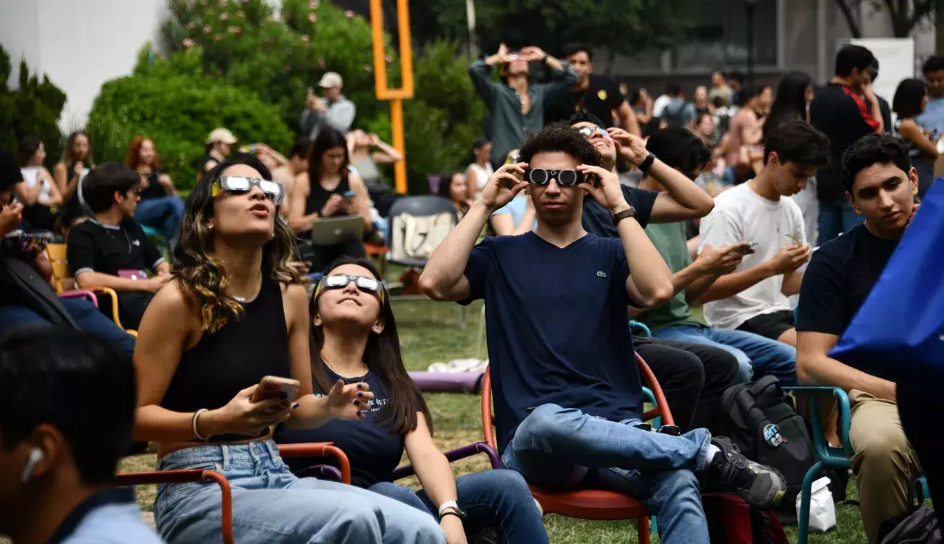 Alumnos disfrutando el eclipse solar desde Jardín de las Carreras.