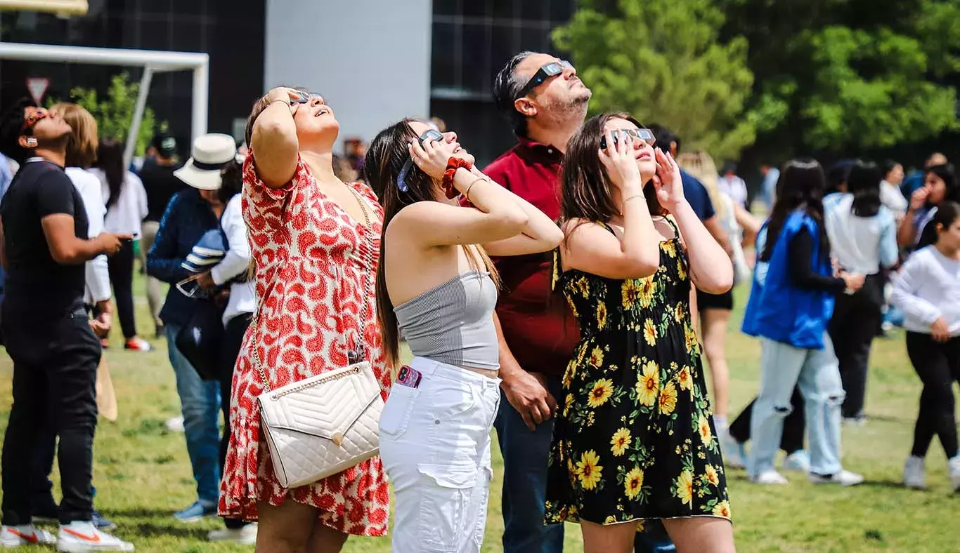 Familias se reúnen para contemplar el eclipse solar en el Tec de Monterrey campus Laguna