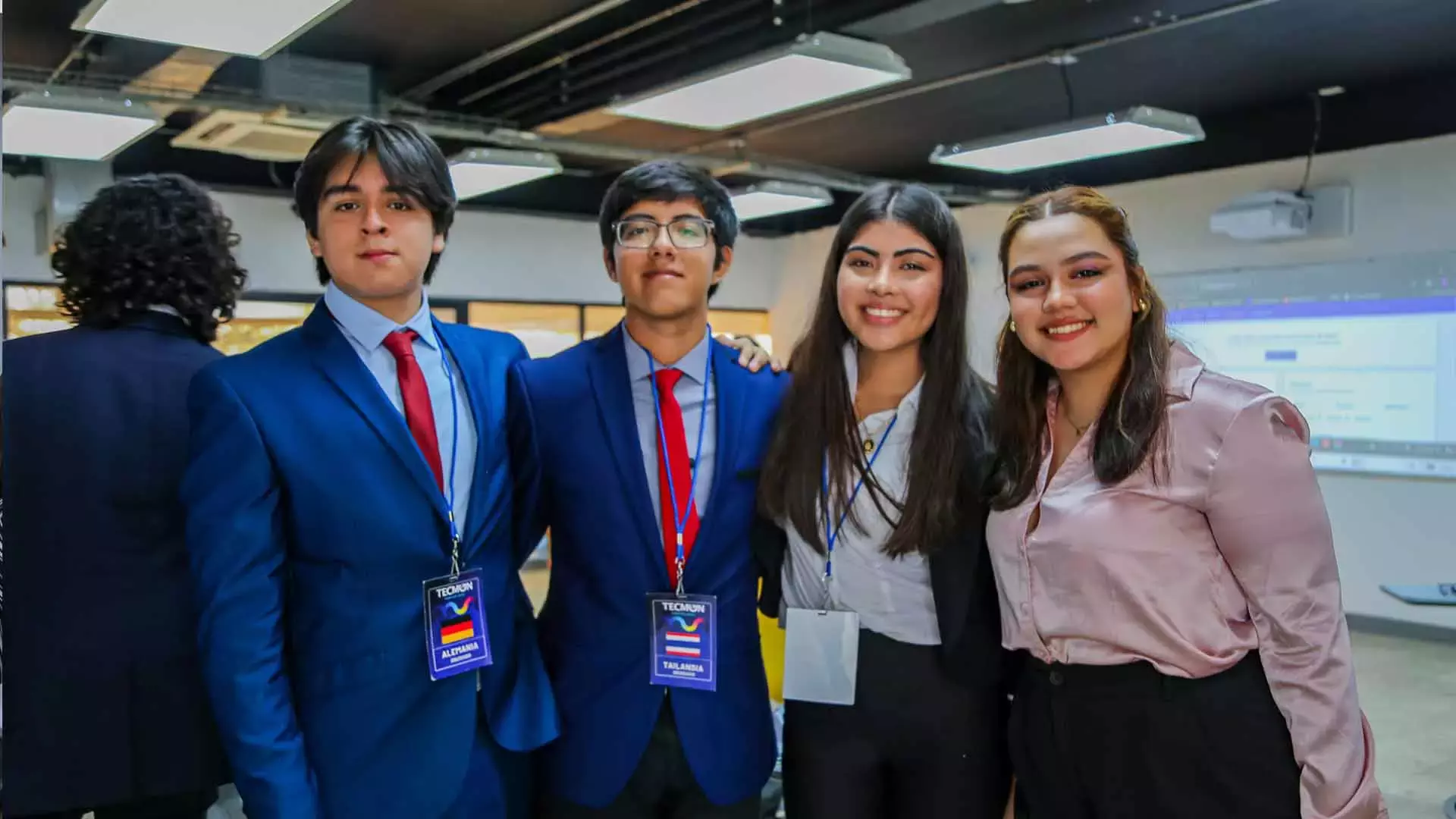 estudiantes en TECMUN en Tec Campus Tampico posando