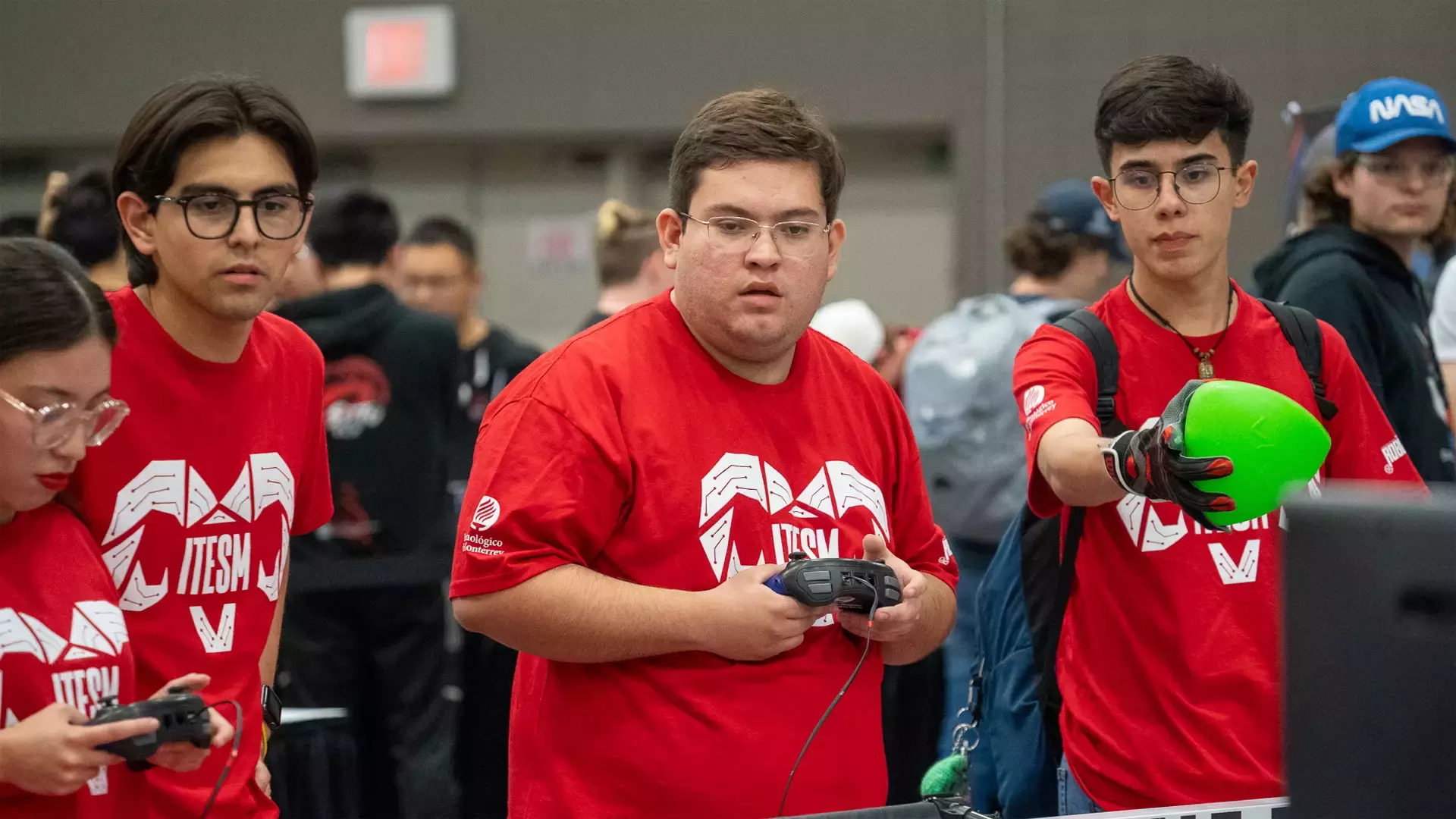 Drivers del equipo en competencia de robótica