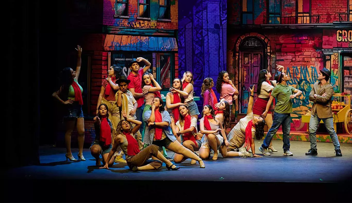 Bailarines de In The Heights en escena