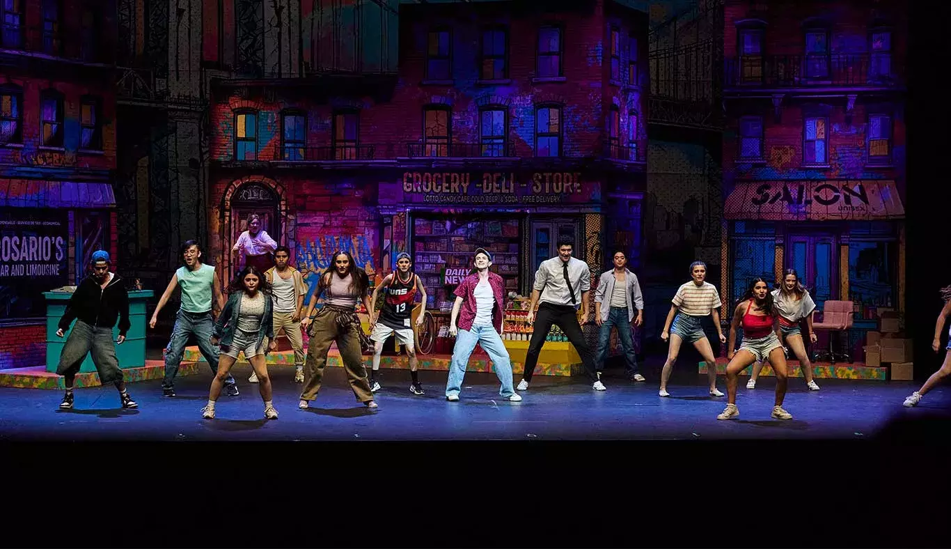 Elenco de In The Heights bailando en escena