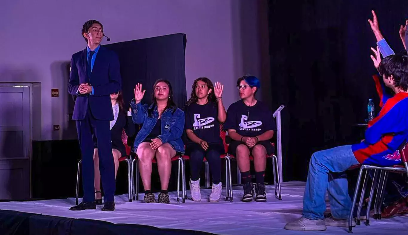 Grupo de actores en escena. 