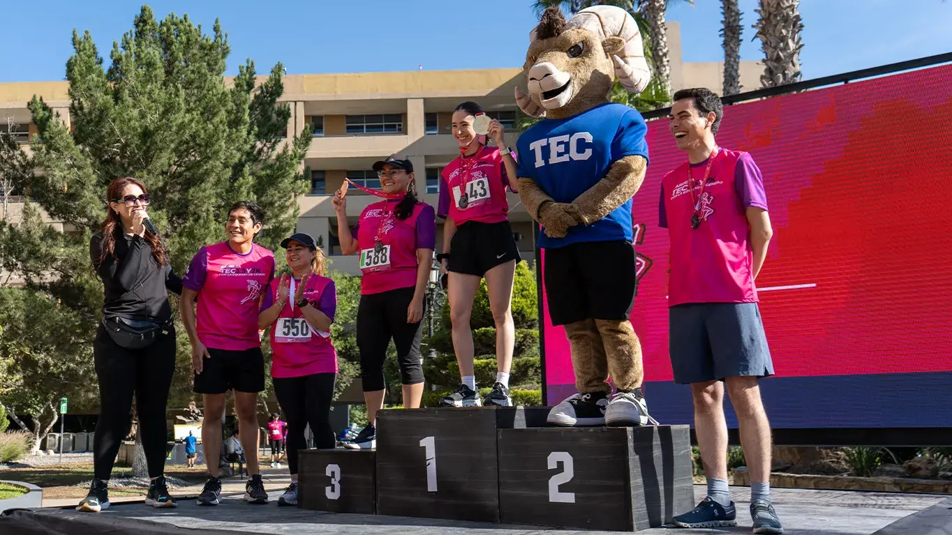 Personas ganadoras en el podio de la Carrera Tec.