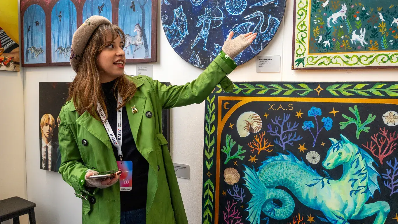 Entre lienzos, esculturas y pantallas, el stand del Tec de Monterrey reunió la obra de seis estudiantes en una feria internacional de arte.
