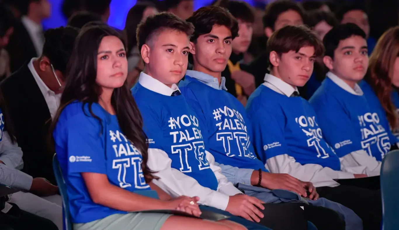 Estudiantes en ceremonia de reconocimiento