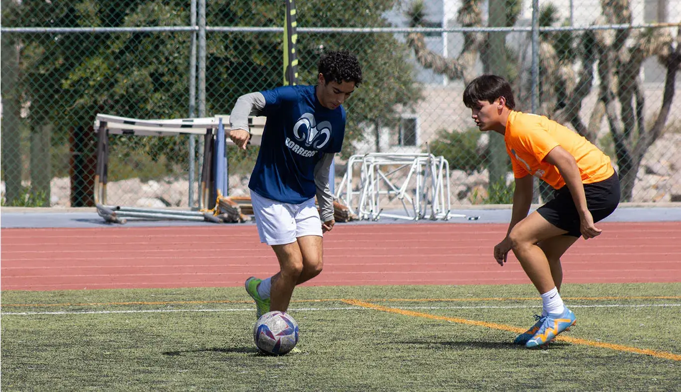 Encuentro de futbol entre PrepaTec y la escuela de Negocios 