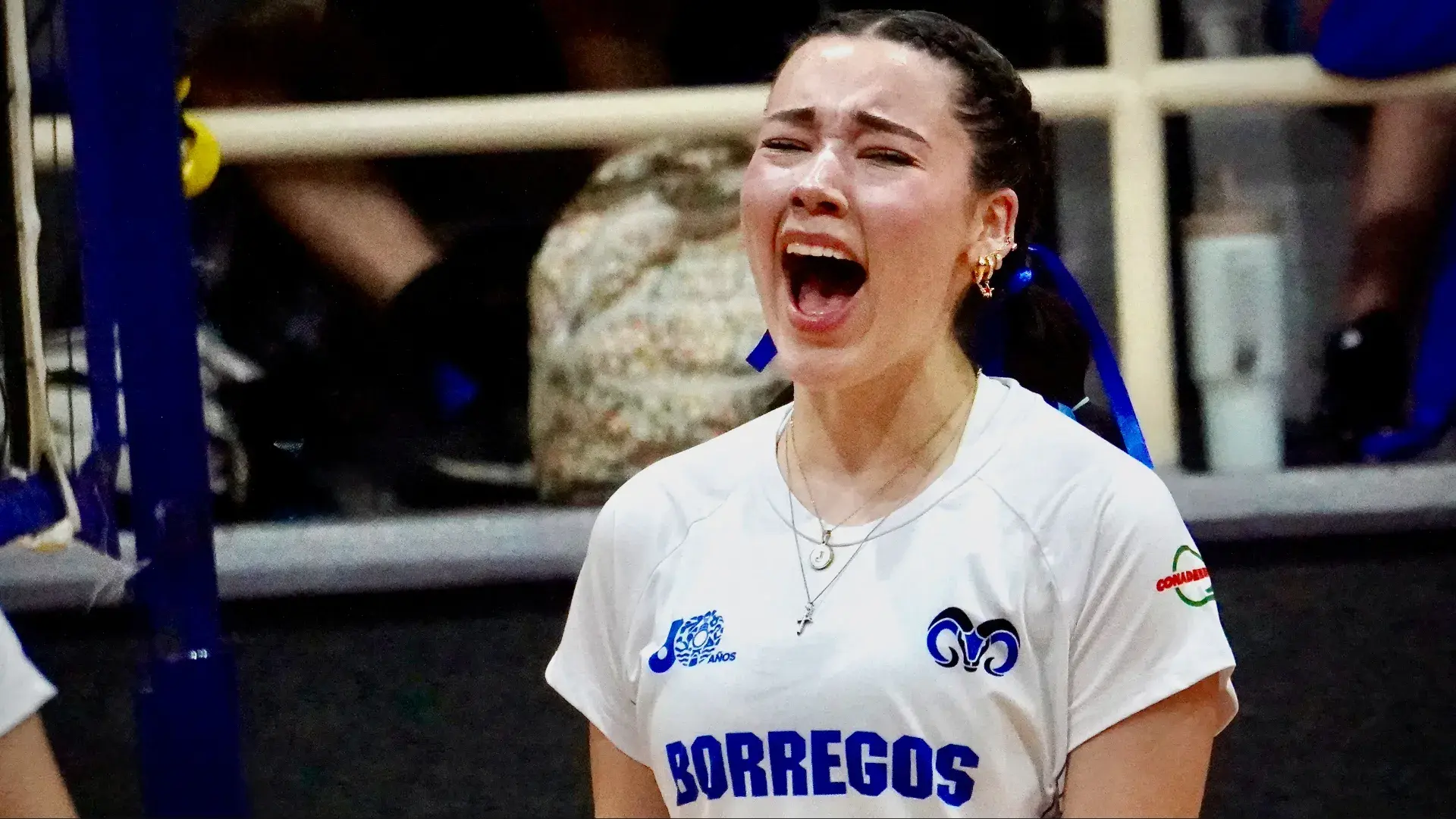 Jugadora de voleibol celebra un punto durante el Intercampus 2026 en e