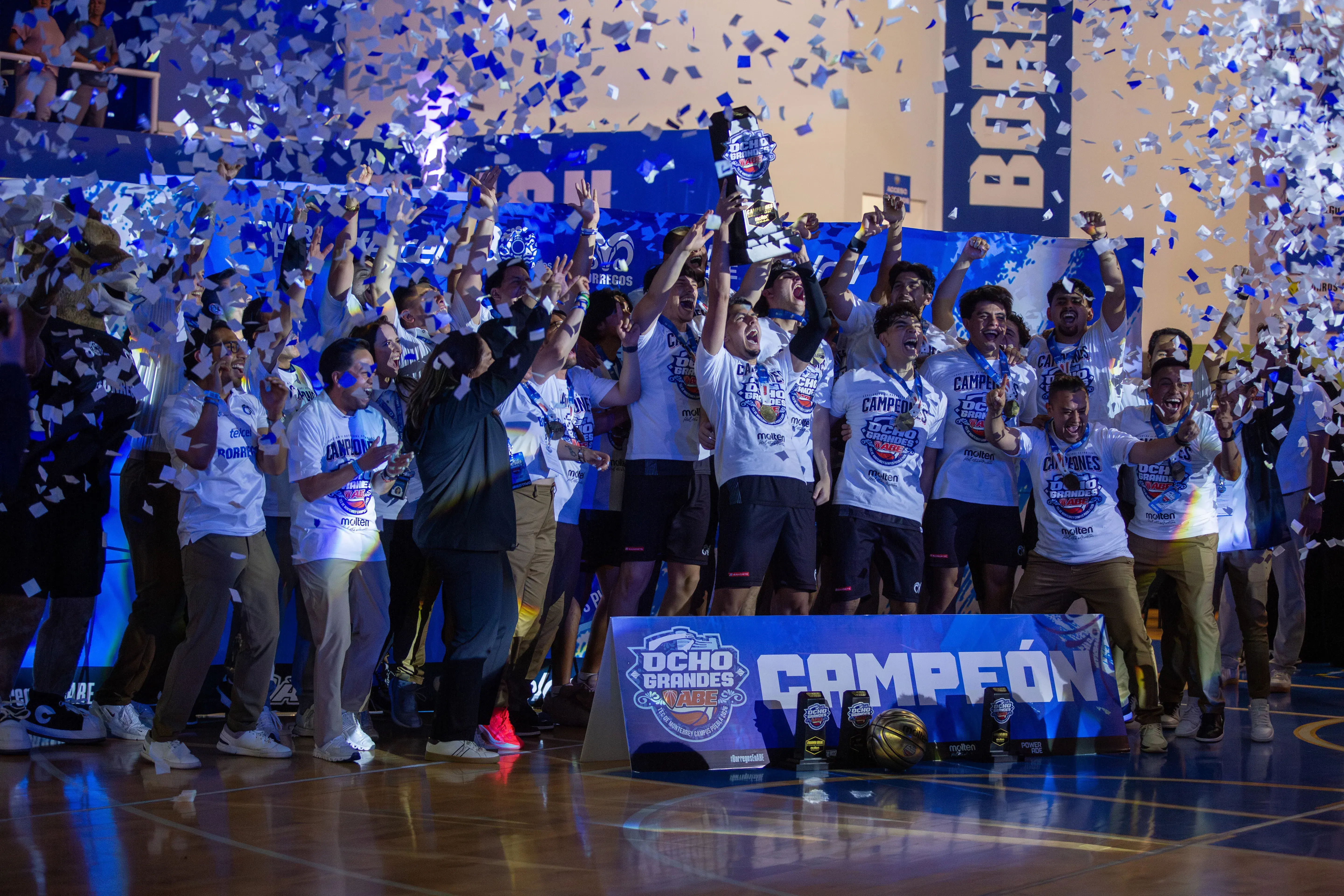 Celebración del campeonato de los Ocho Grandes de la liga ABE 2026 tras la final de basquetbol universitario