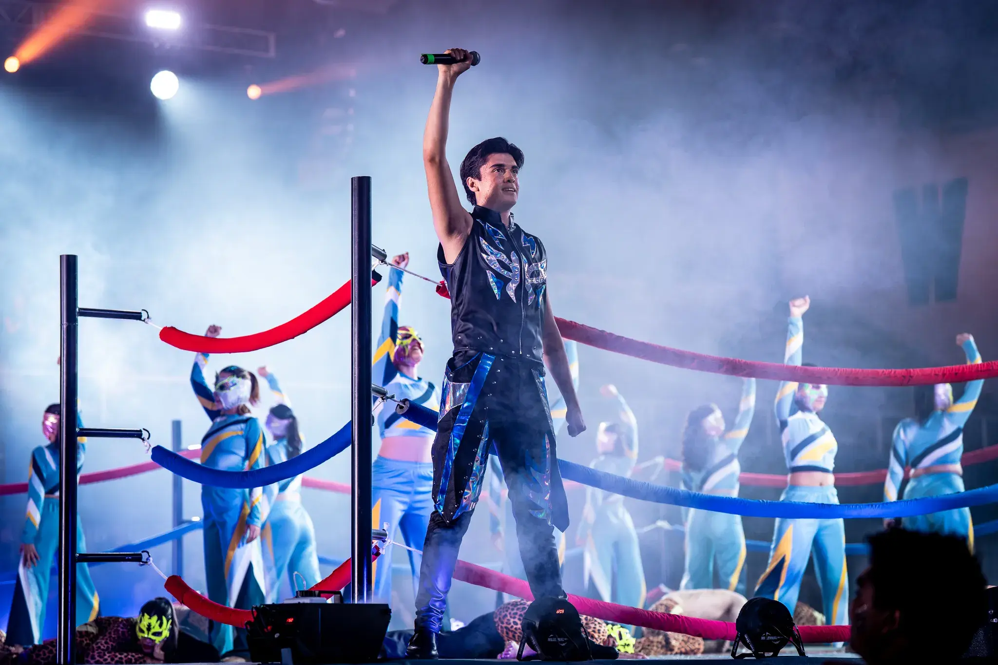 Estudiante del Tec Puebla canta en el escenario principal durante el concierto Los Sonidos del Ring
