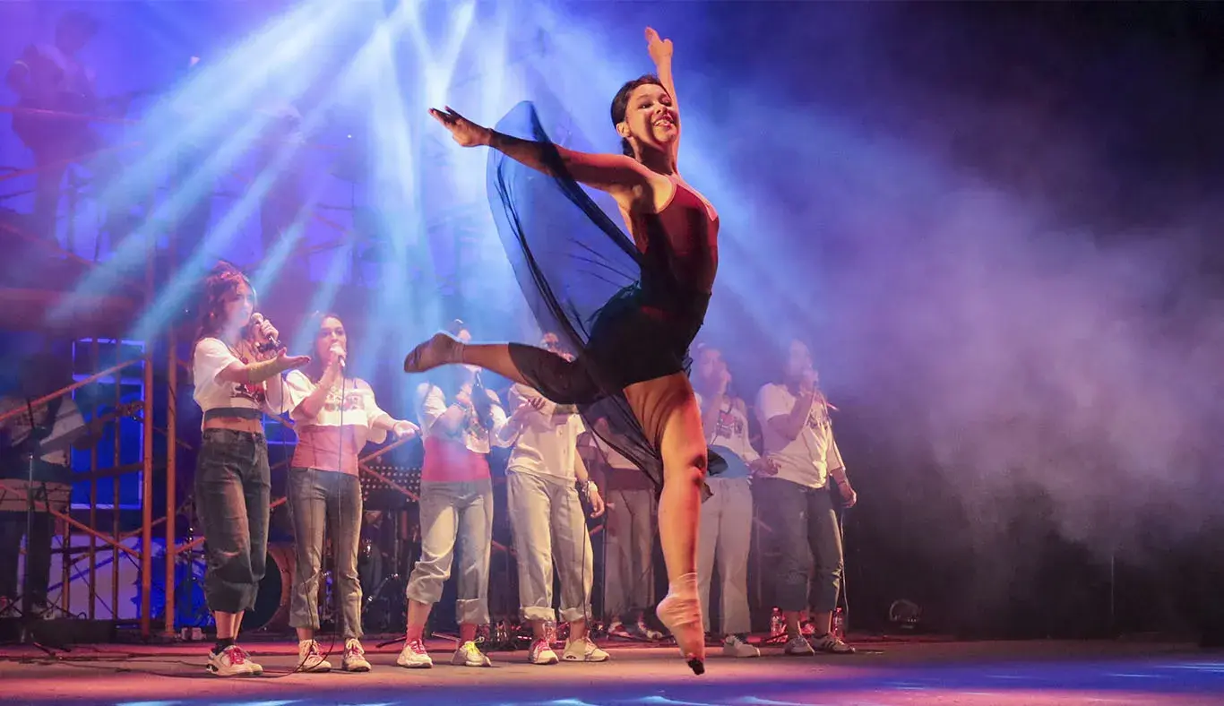 Danzante saltando en acrobacia.