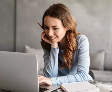 Joven mujer frente a su computadora