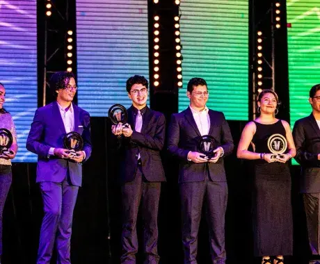 Las y los ganadores de Talento que Inspira posaron para la foto.