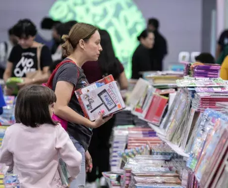 Madre e hija en stand de la Feria Internacional del Libro Monterrey 2023