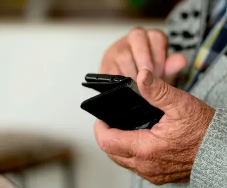 Adulto mayor combate el rezago digital utilizando teléfono inteligente
