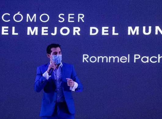 Rommel dando conferencia