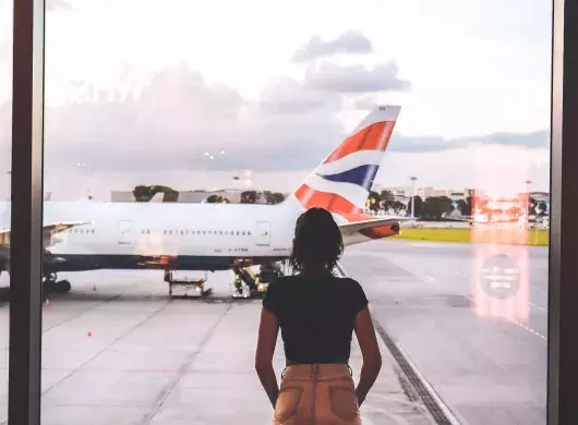 Mujer en sala de espera de aeropuerto internacional