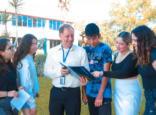 Profesor Inspirador Oscar Medrano enseñando a estudiantes en el Tec de Monterrey campus Chihuahua