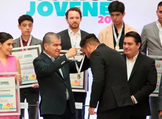 Jugador de beisbol recibiendo premio estatal Coahuila.