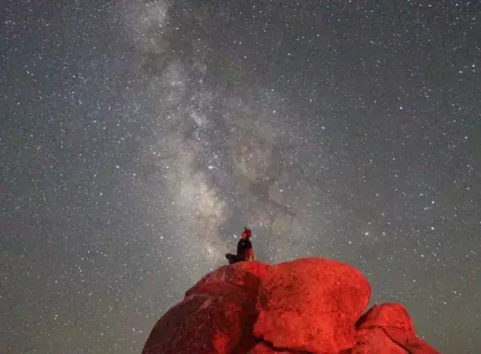 Isaí Vilches observando las estrellas