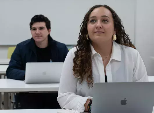 Alumnos tomando apuntes en la certificación