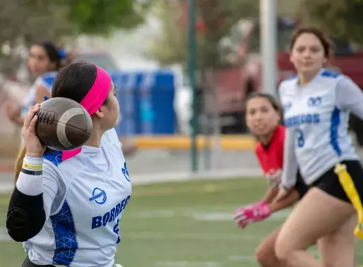 Equipo femenil de tochito en torneo nacional