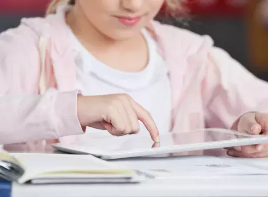 Perfil de niña trabajando en una tablet