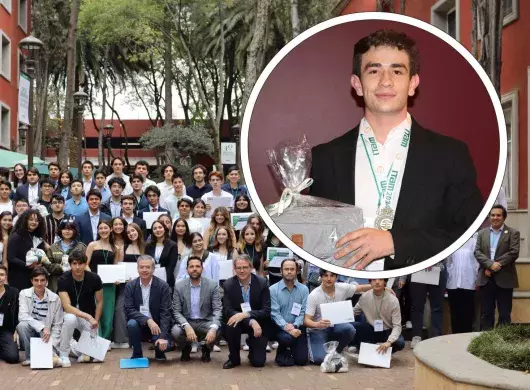 Foto grupal de los participantes de la Olimpiada de Economía 2024