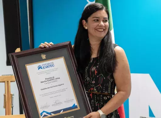 Fundadora de Voluntarios México recibiendo premio EXATEC