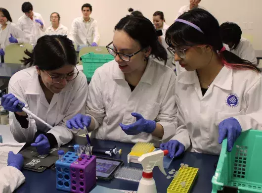 Estudiantes de PrepaTec en prácticas de Salud.