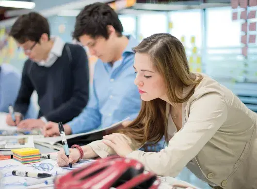 3 alumnos y 1 alumna que estudian su carrera profesional en el Tec de Monterrey