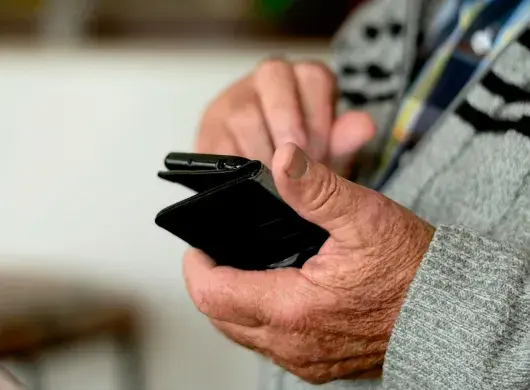 Adulto mayor combate el rezago digital utilizando teléfono inteligente