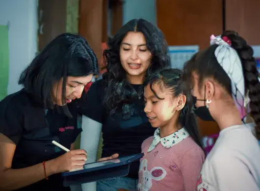Niñas de escuelas públicas participaron en talleres STEAM organizados por EmpowerShe en el campus Puebla como parte de un curso de verano